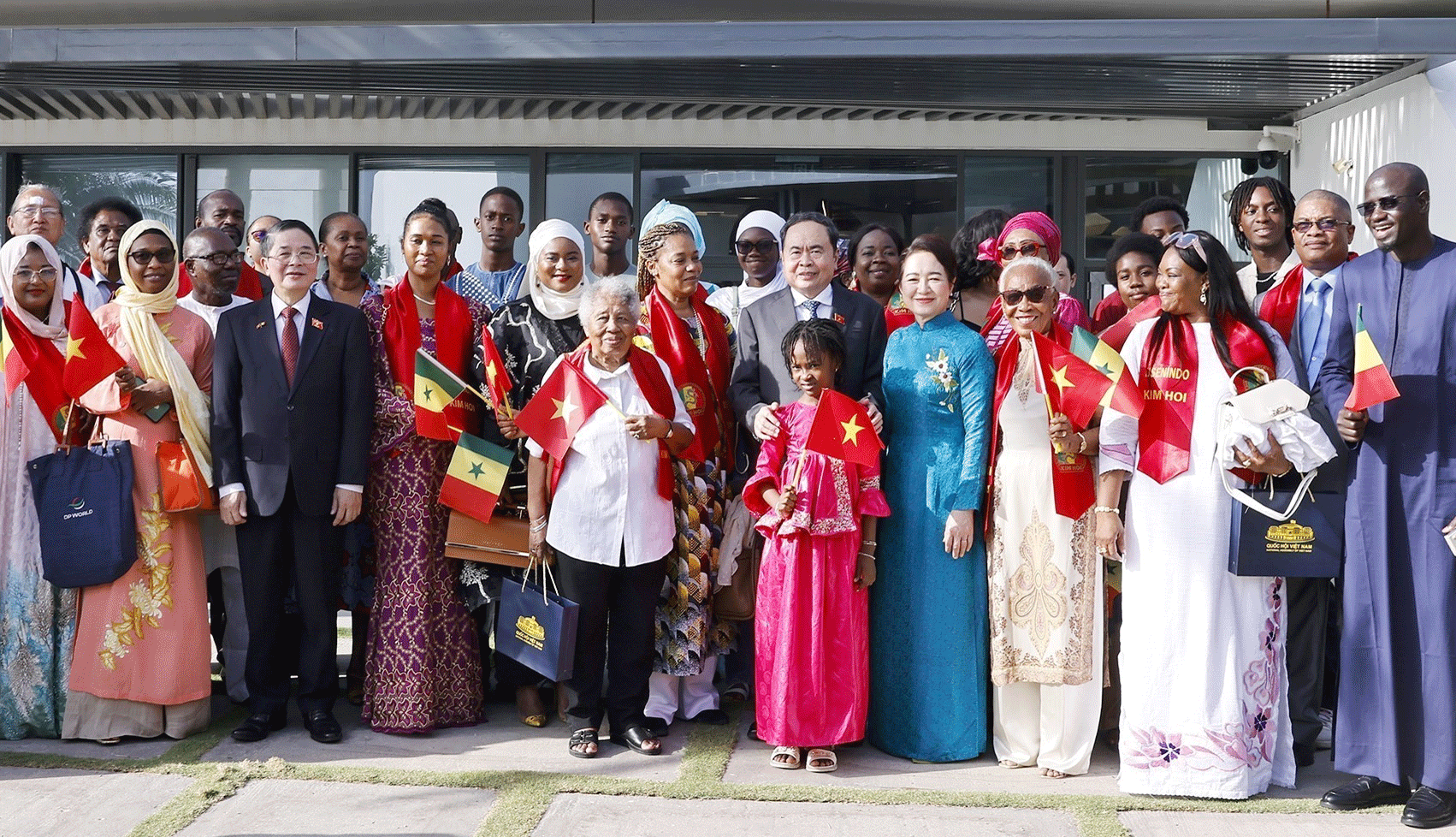  Chủ tịch Quốc hội Trần Thanh Mẫn gặp gỡ cộng đồng người Việt Nam tại Senegal